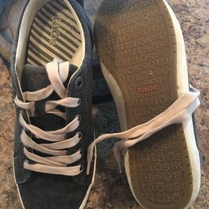 taos grey sneaker size 7.5